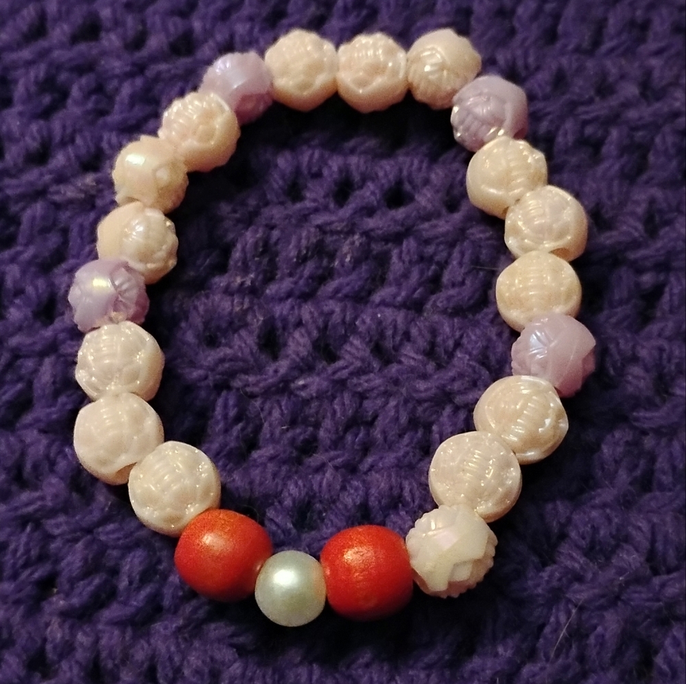 Beaded Stretch Bracelet with Cream Beads With A White Eye